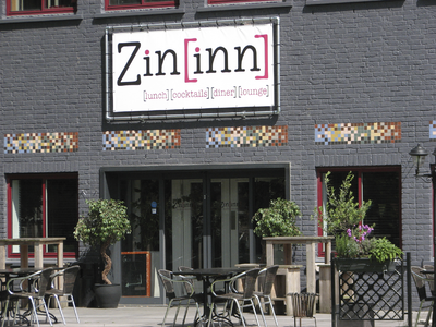 907816 Gezicht op de entree van het nieuwe café-restaurant ZinInn (Goeman Borgesiuslaan 77) te Utrecht. Voorganger ...